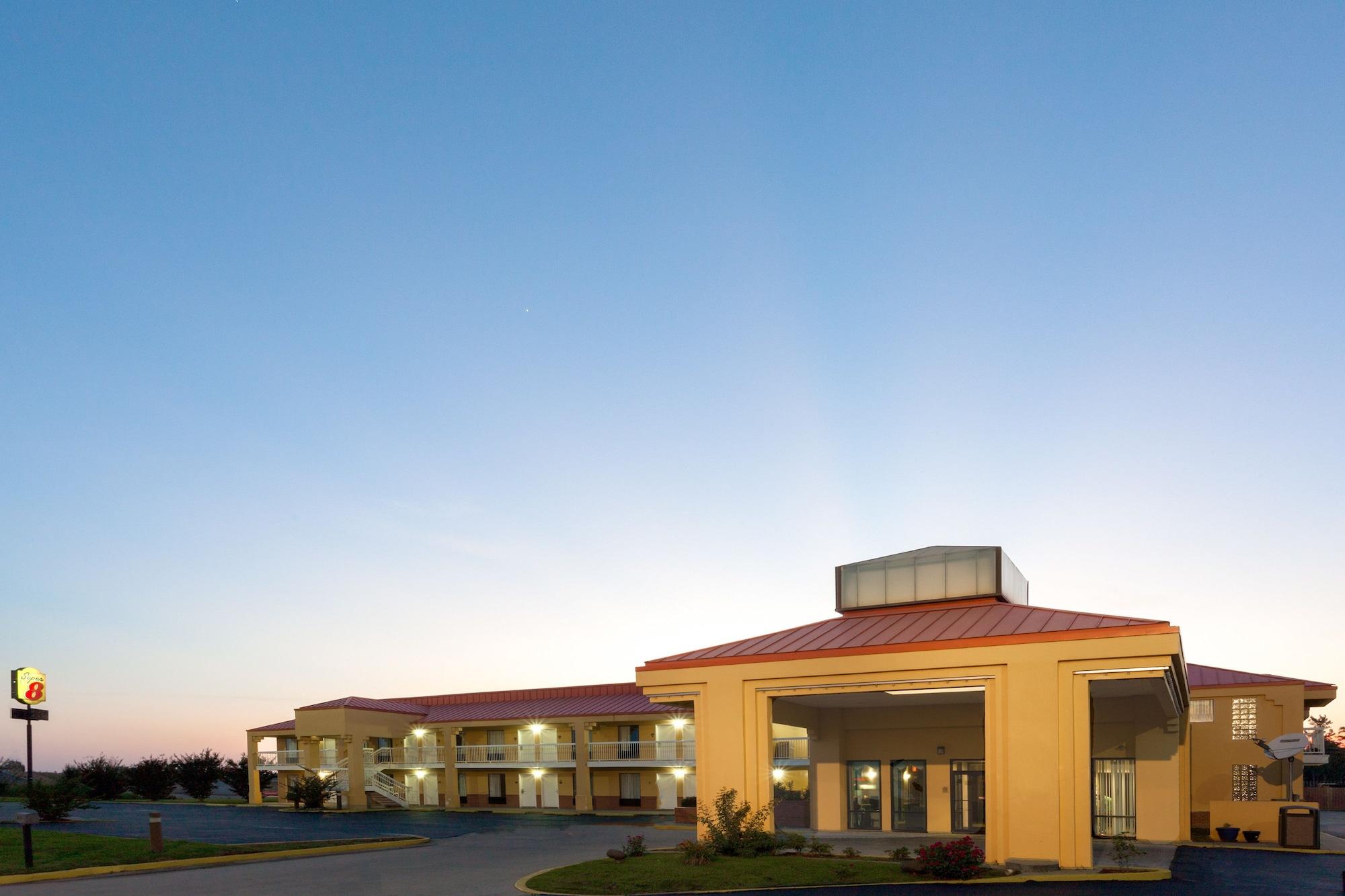Super 8 By Wyndham Madison/Ridgeland Area Hotel Buitenkant foto