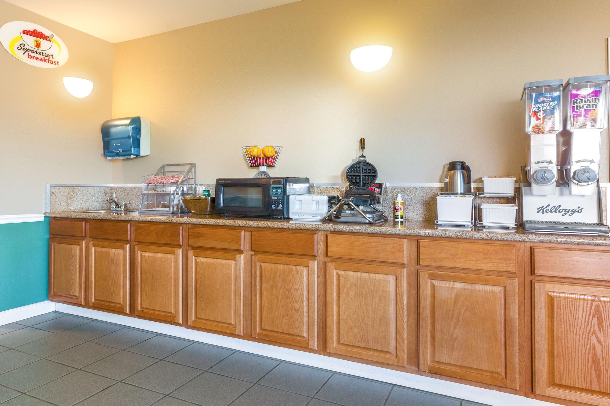 Super 8 By Wyndham Madison/Ridgeland Area Hotel Buitenkant foto