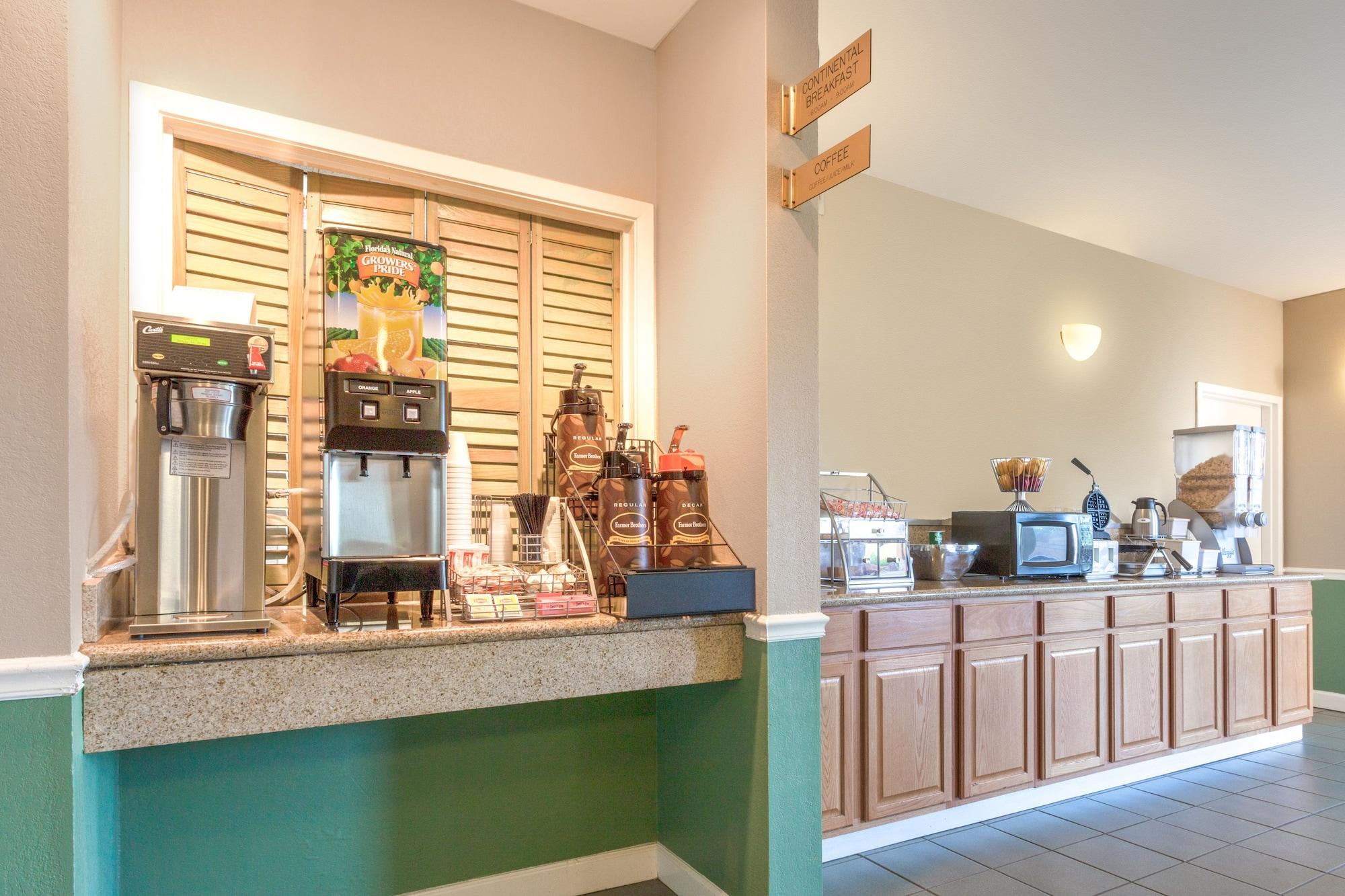 Super 8 By Wyndham Madison/Ridgeland Area Hotel Buitenkant foto