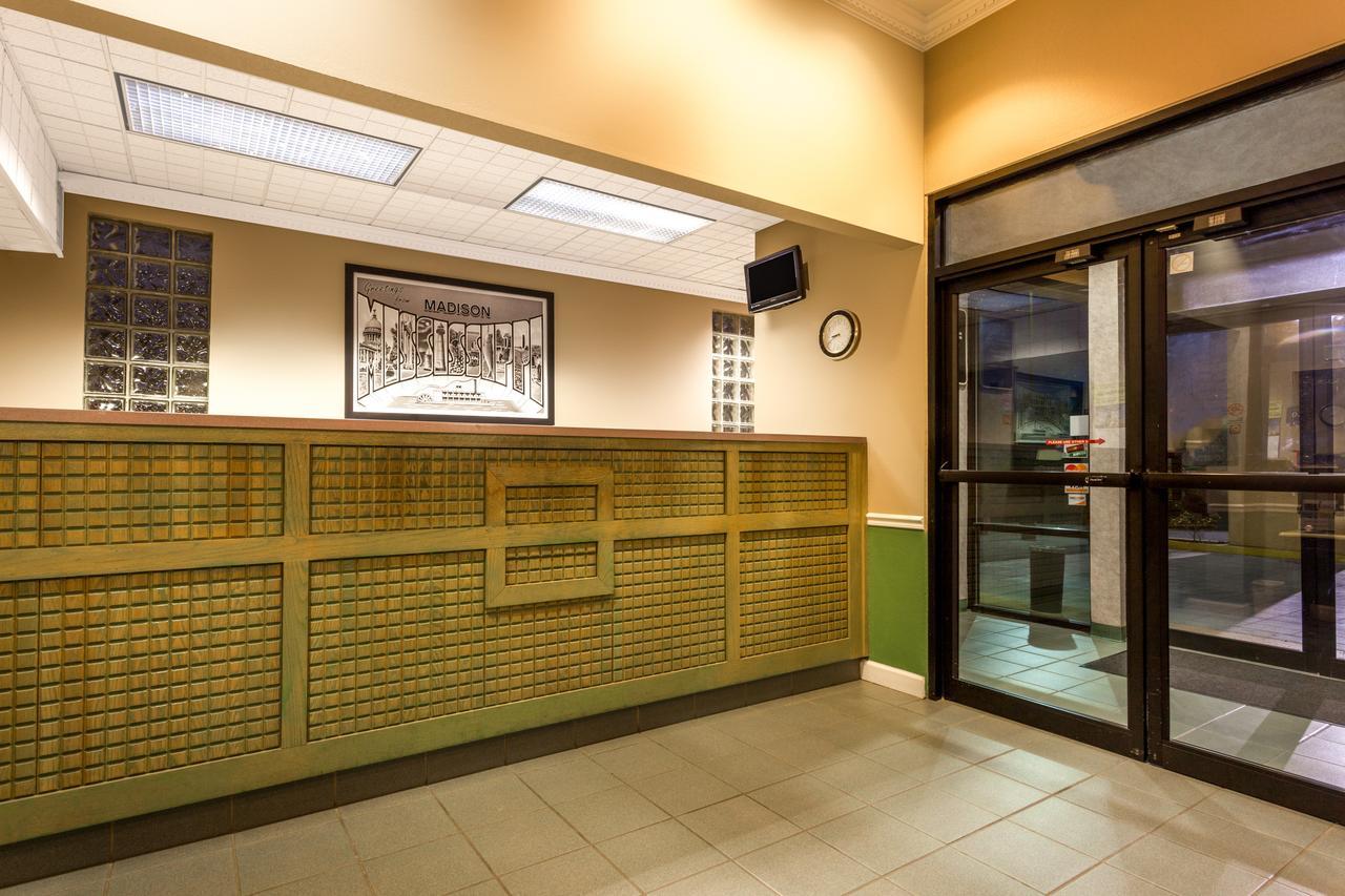 Super 8 By Wyndham Madison/Ridgeland Area Hotel Buitenkant foto
